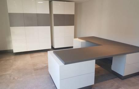 Kantoor: bureau en wandkasten